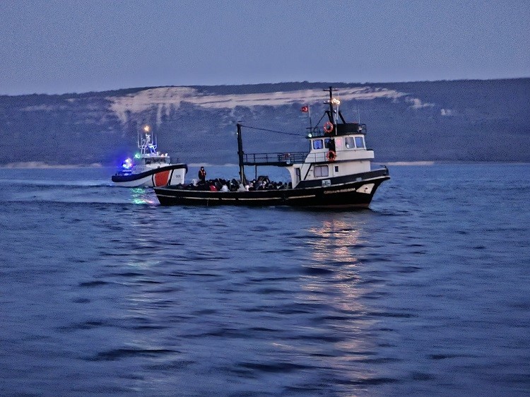 Çanakkale’de balıkçı teknesinde 109 kaçak göçmen ile 3 göçmen kaçakçısı yakalandı
?v=1