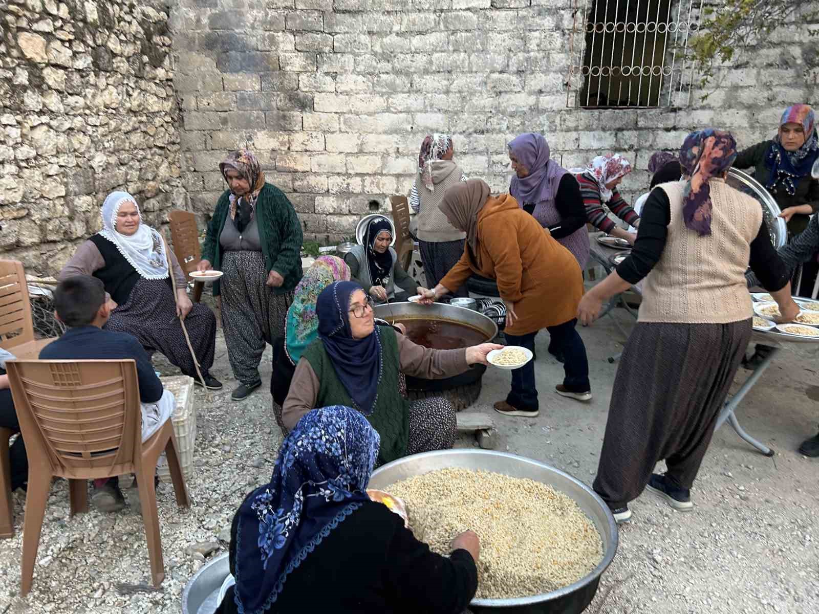 Mersin’de köy sakinlerinden imece usulü iftar
?v=1