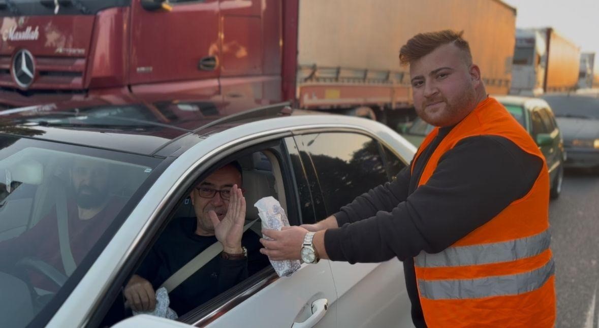 Manisa’da iftara yetişemeyen vatandaşlara AK Partili gençlerden ikram
?v=1