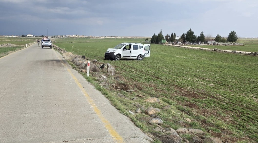 Şanlıurfa’da hafif ticari araç şarampole devrildi: 1 ölü, 2 yaralı
?v=1