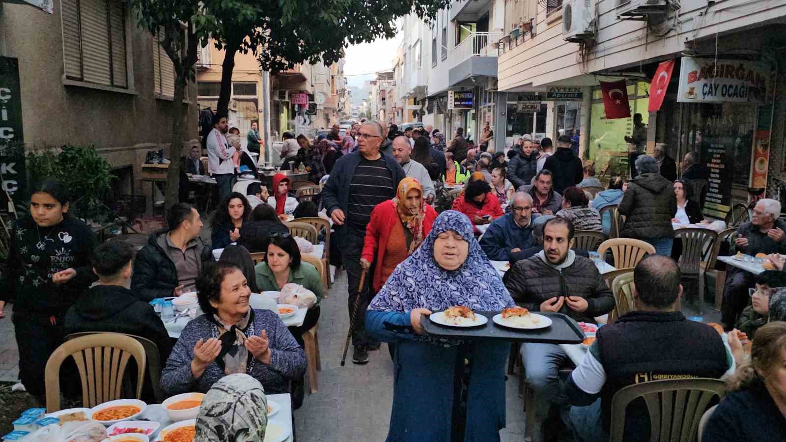 Nazilli’de Kuaförler Sokağı sakinleri iftarda buluştu
?v=1