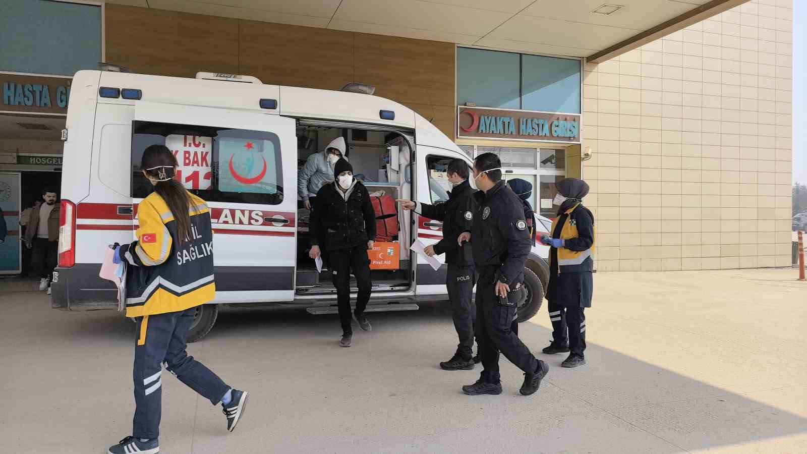 Başkasına ait kimlikle tedavi olmak isteyen tüberküloz hastası 2 göçmen polisi alarma geçirdi
?v=1