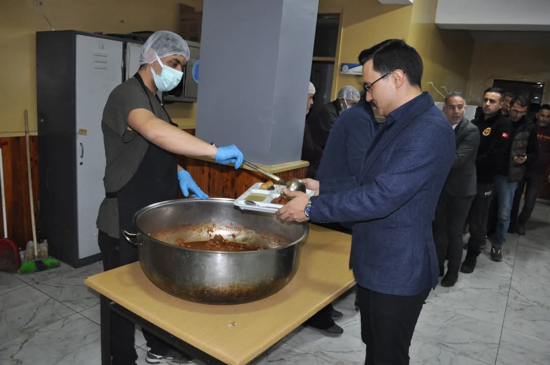 Kaymakam Demirtaş, iftarını öğrencilerle açtı
?v=1