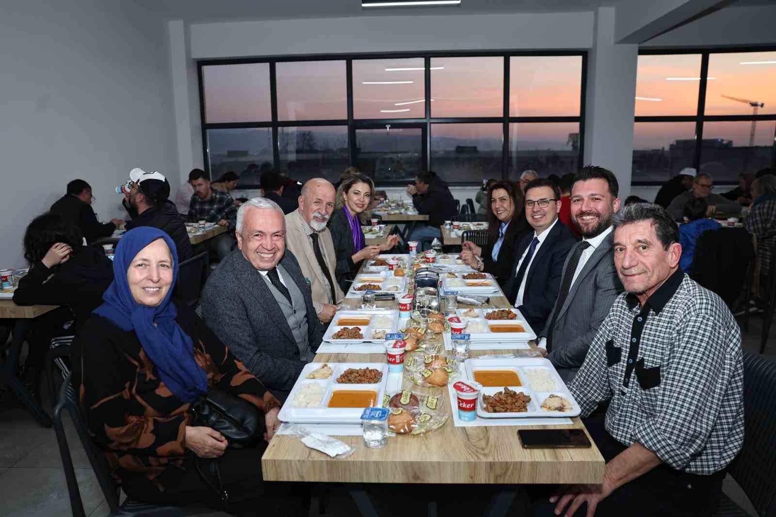 Başkan Şadi Özdemir aşevinde vatandaşlarla iftar yaptı
