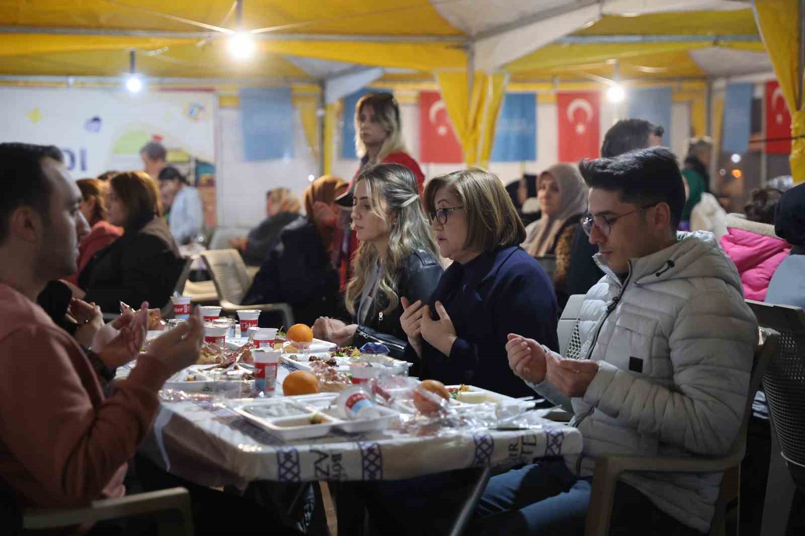 Büyükşehir’in iftar çadırları Ramazan’ın birlik ruhunu yaşatıyor
?v=1