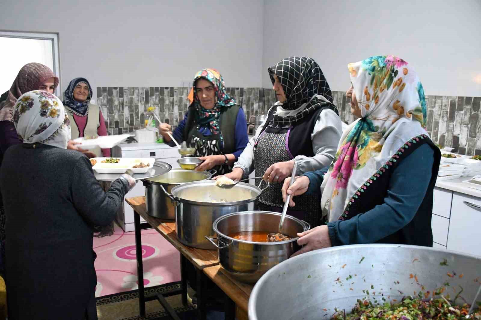 Çevre köylerden örnek aldılar, Ramazan’da tek iftar sofrası kurdular
