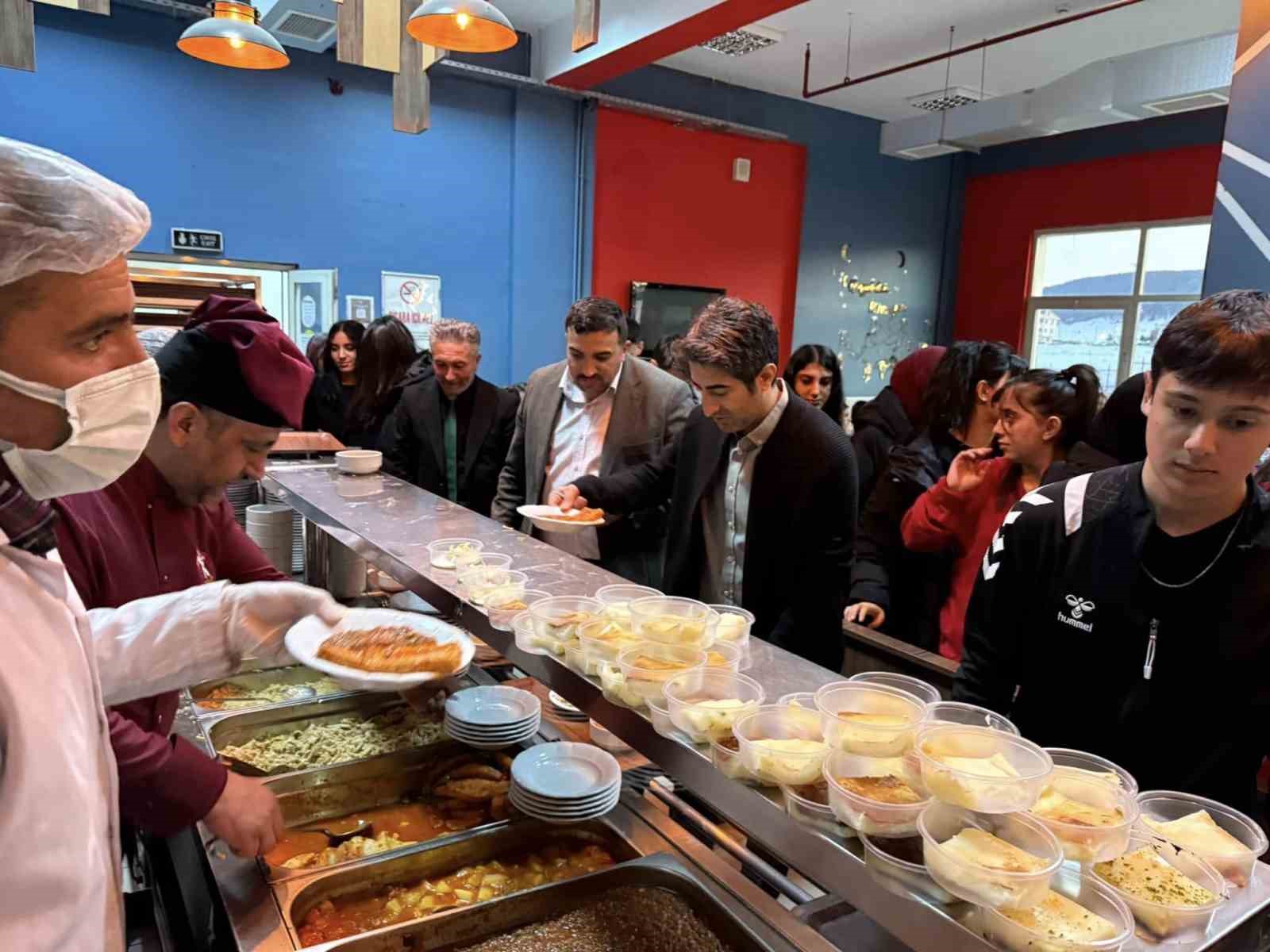 Sarıkamış’ta kaymakam ve belediye başkanı öğrencilerle iftar açtı
?v=1