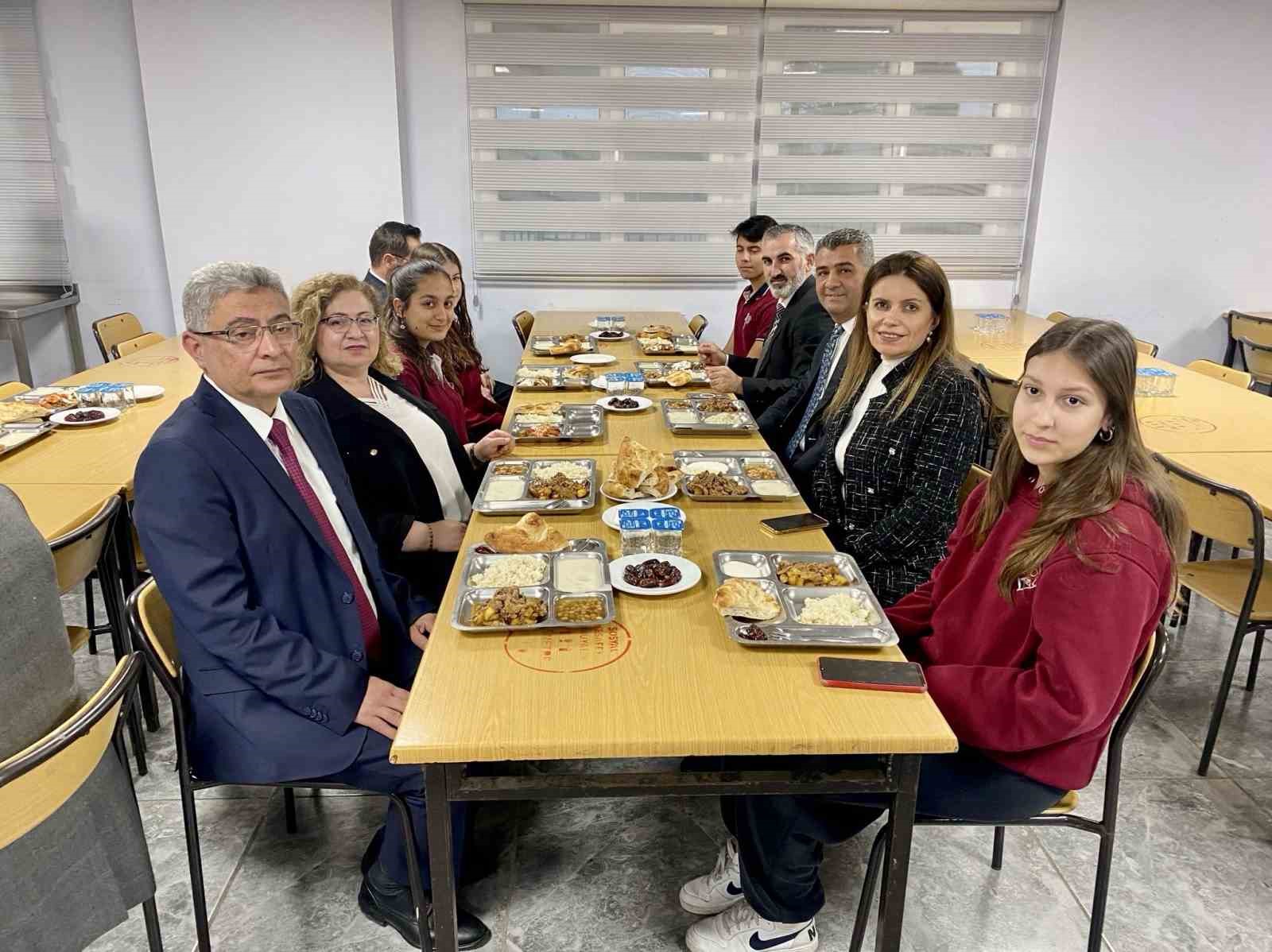 Germencik Kaymakamı Doğru, Ortaklar Fen Lisesi öğrencileriyle iftar programında buluştu
