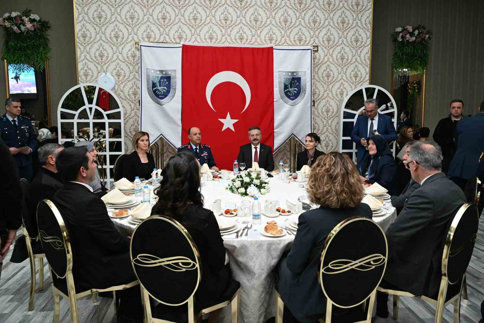 Vali Aksoy, şehit aileleri ve gaziler ile iftar yaptı
?v=1