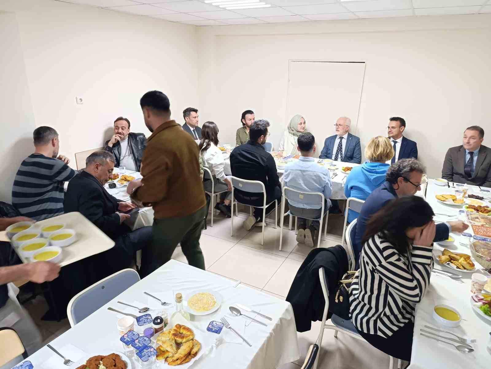 İl Sağlık Müdürü Bildirici, hastane personeliyle iftar yapmayı sürdürüyor
?v=1