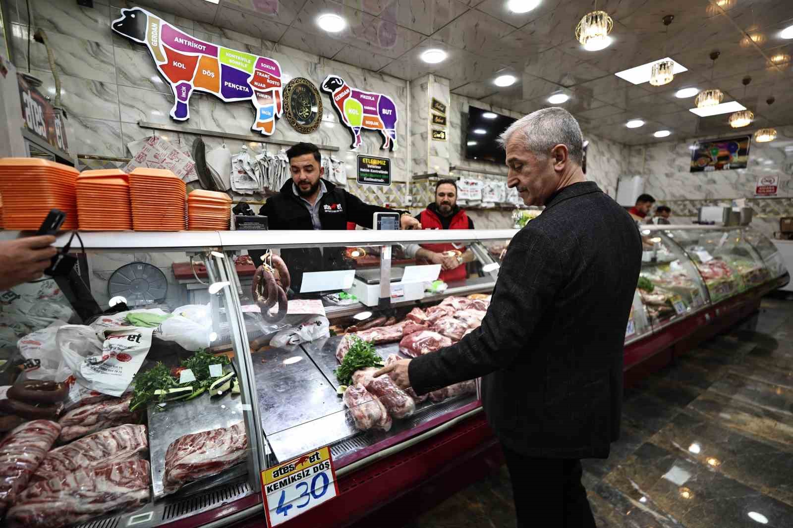 Gaziantep’te hijyen kurallarına aykırı şekilde saklanan etlere el konuldu
?v=1