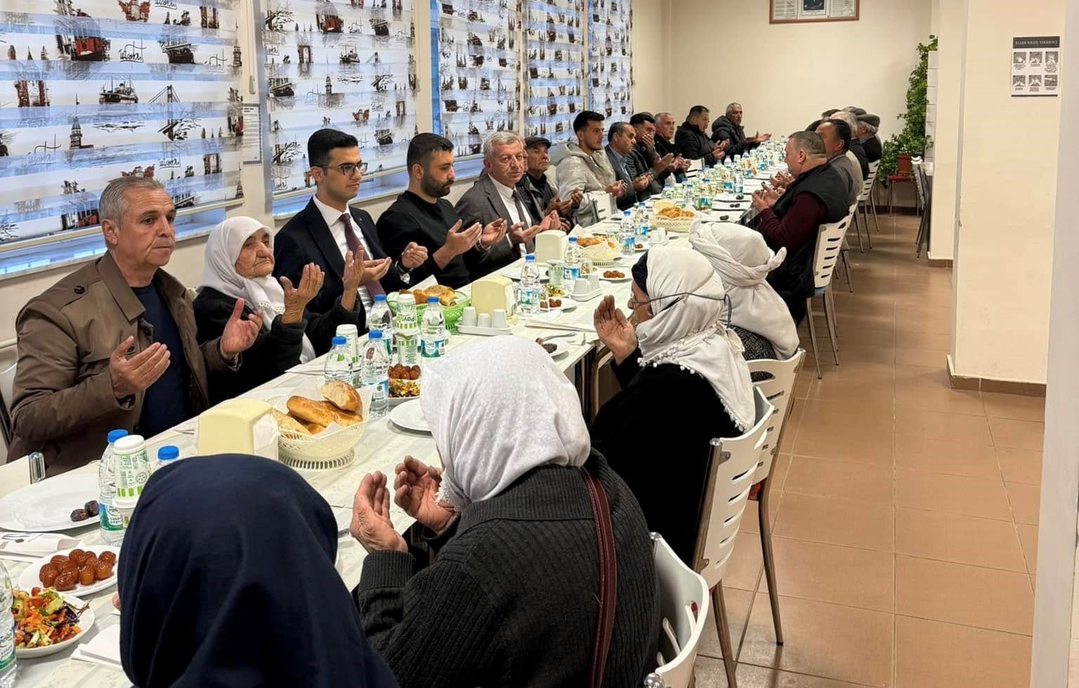 Kaymakam Çelik, 65 yaş üstü ailelerle iftarda buluştu
?v=1