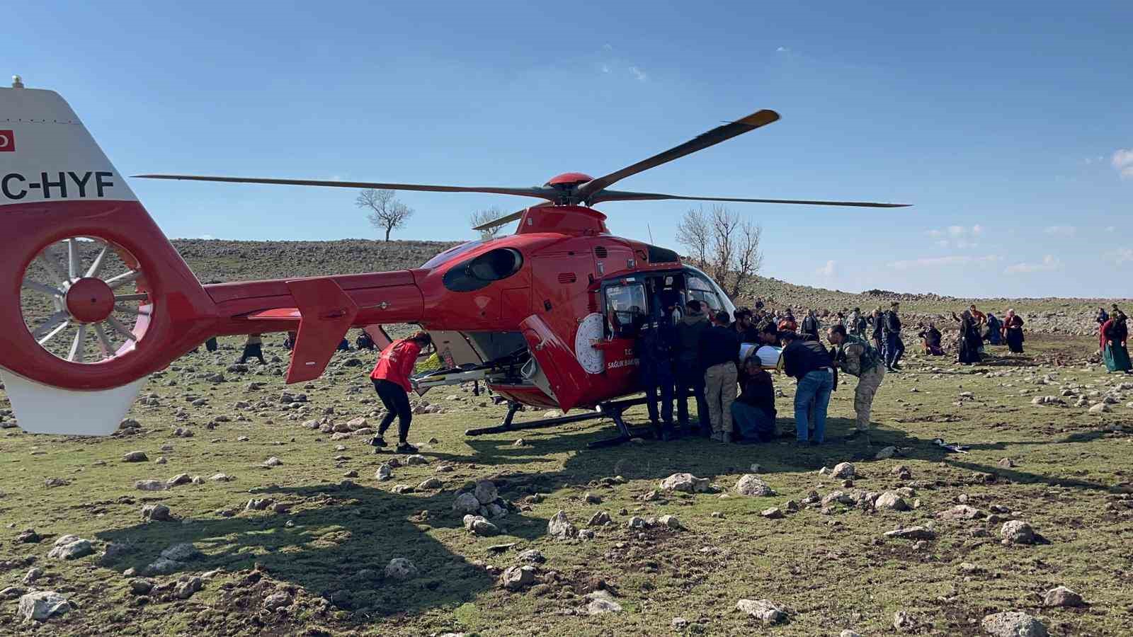 Helikopter ambulans kırsal alanda yaralanan vatandaş için havalandı
?v=1