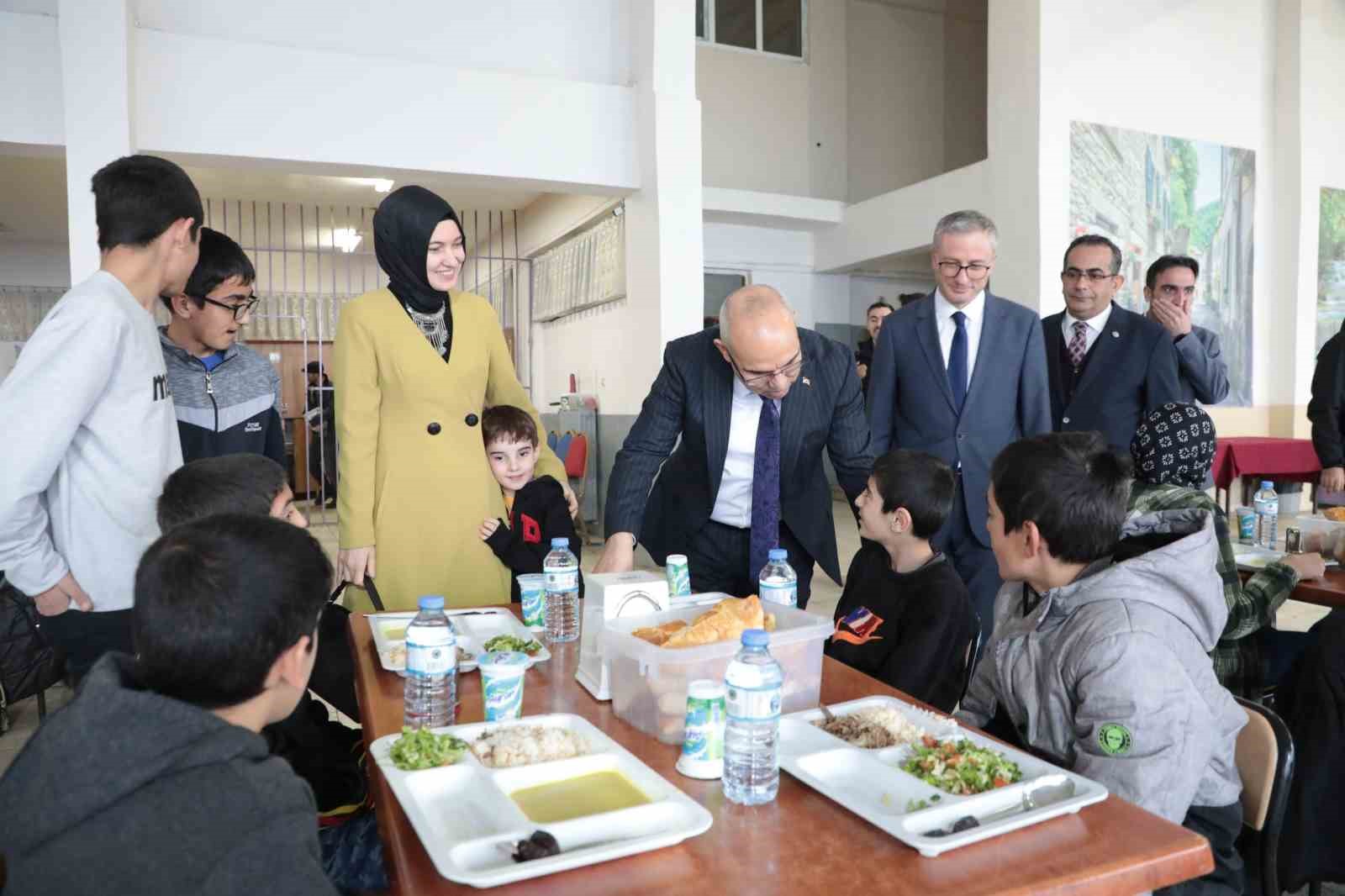 Ağrı Valisi Koç, Ozanlar YBO pansiyonundaki öğrencilerle iftarda bir araya geldi
?v=1