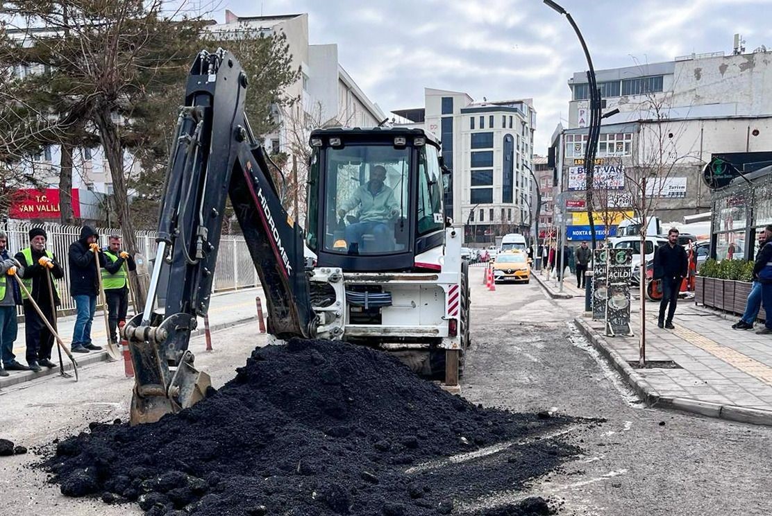 Van’da hem altyapı hem de karla mücadele çalışması devam ediyor
?v=1