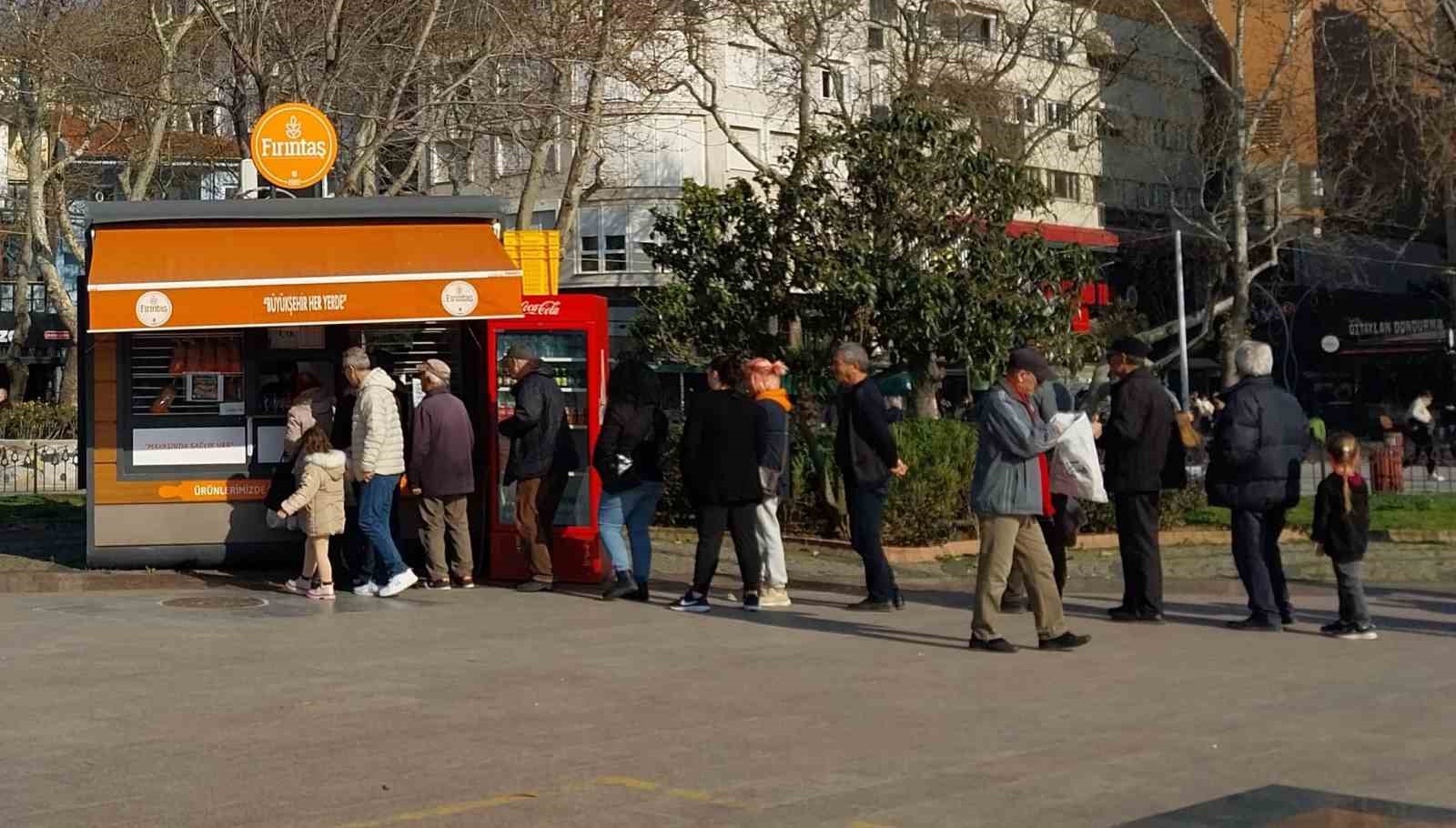 Bandırma’da uygun fiyatlı pide için uzun kuyruklar oluştu
?v=1