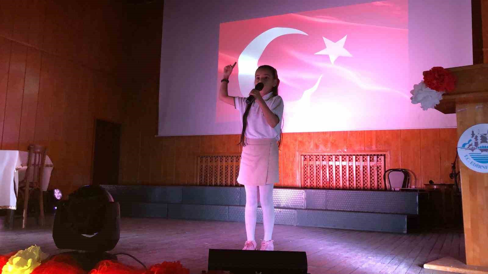 İstiklal Marşı’nı ezbere okuyan küçük Zeynep’in performansı duygulandırdı
?v=1