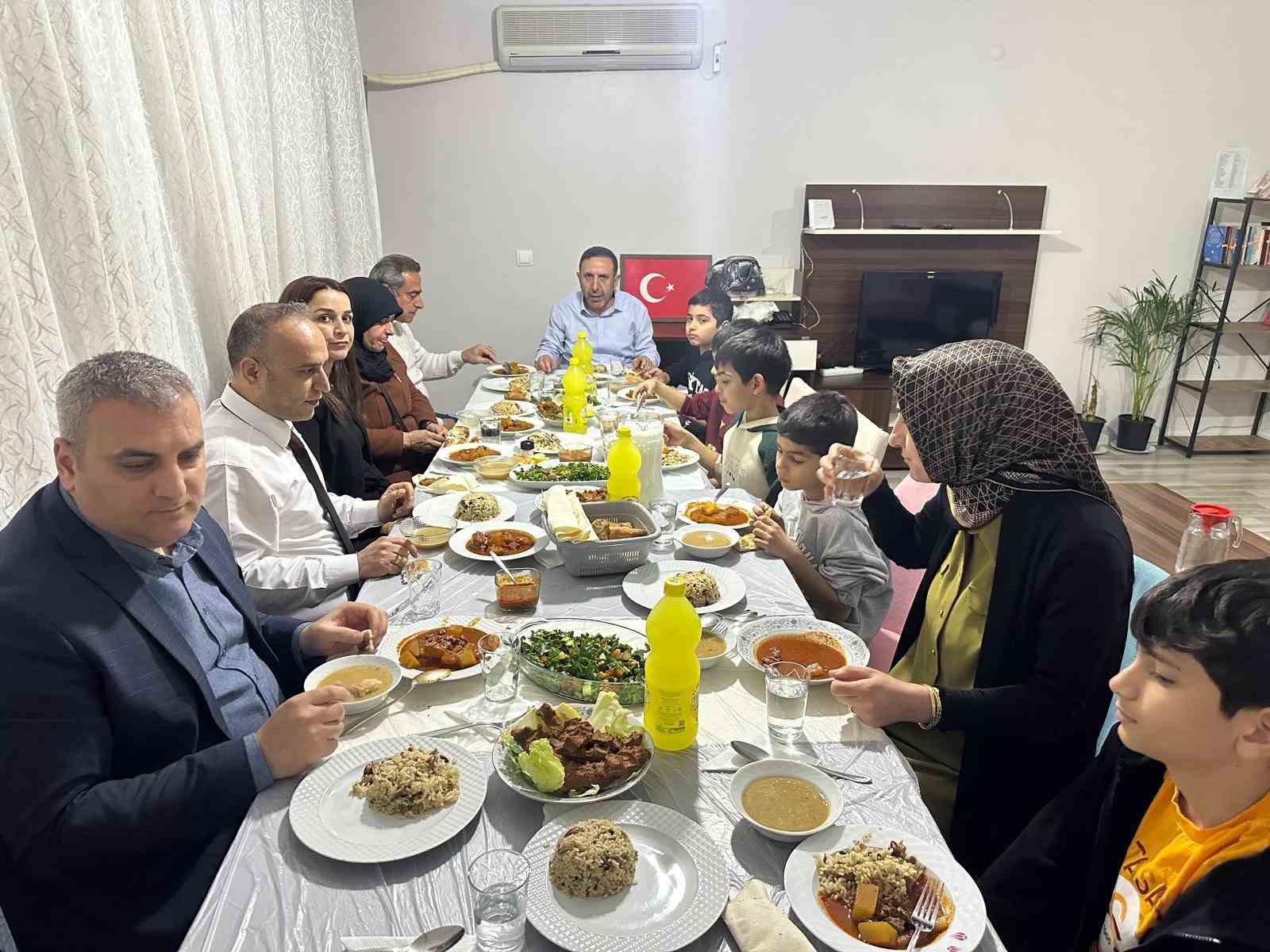 Şehit aileleri ile devlet korumasında bulunan çocuklar iftarda buluştu
?v=1