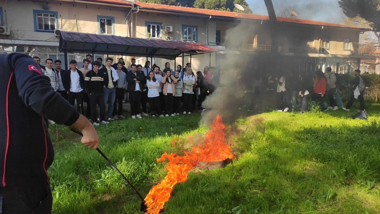 Aydın’da itfaiye ekipleri üniversite öğrencilerine yangın ve tahliye eğitimi verdi
?v=1