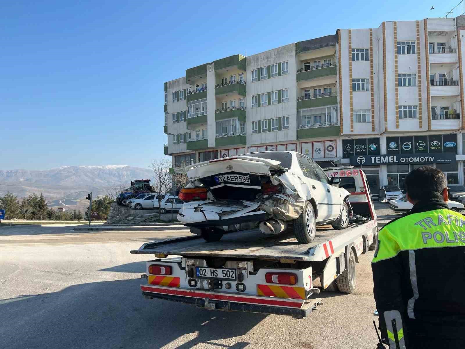 Adıyaman’da 2 otomobil çarpıştı: 2 yaralı
?v=1