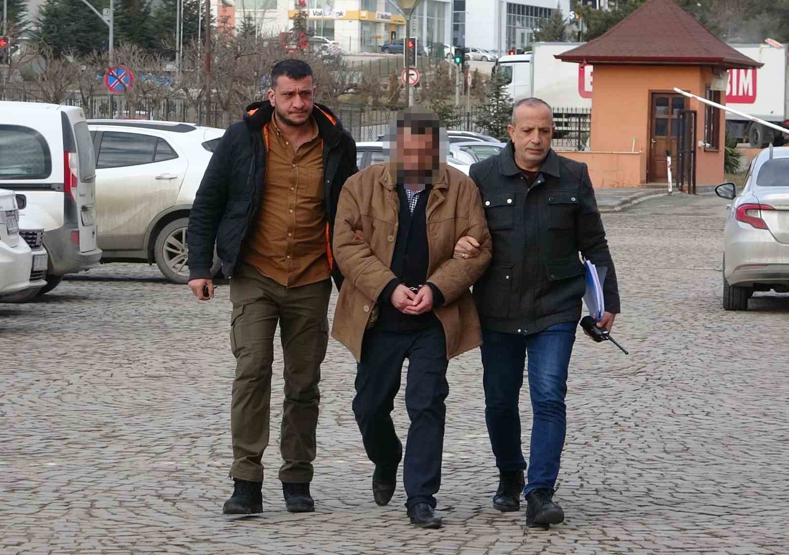 Kastamonu’da yeğenini bıçakla öldüren emekli polis memuru, 18 yıl hapis cezasına çarptırıldı
?v=1