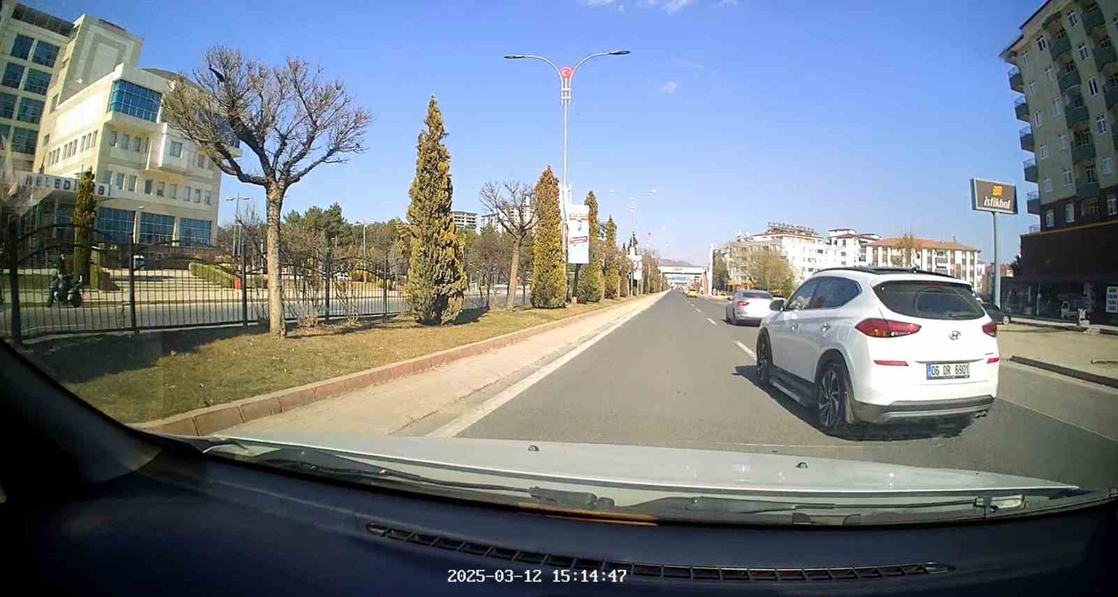 Elazığ’da trafikte makas atarak ilerleyen sürücü kameralara yansıdı
?v=1