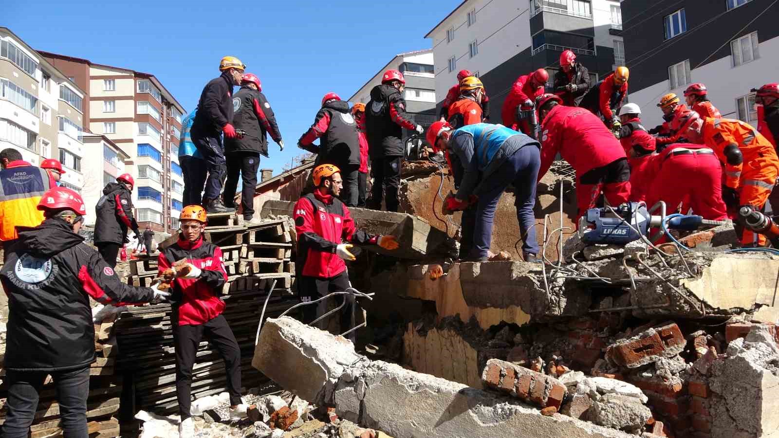 Bitlis’te 438 kişinin katılımıyla deprem tatbikatı yapıldı
?v=1