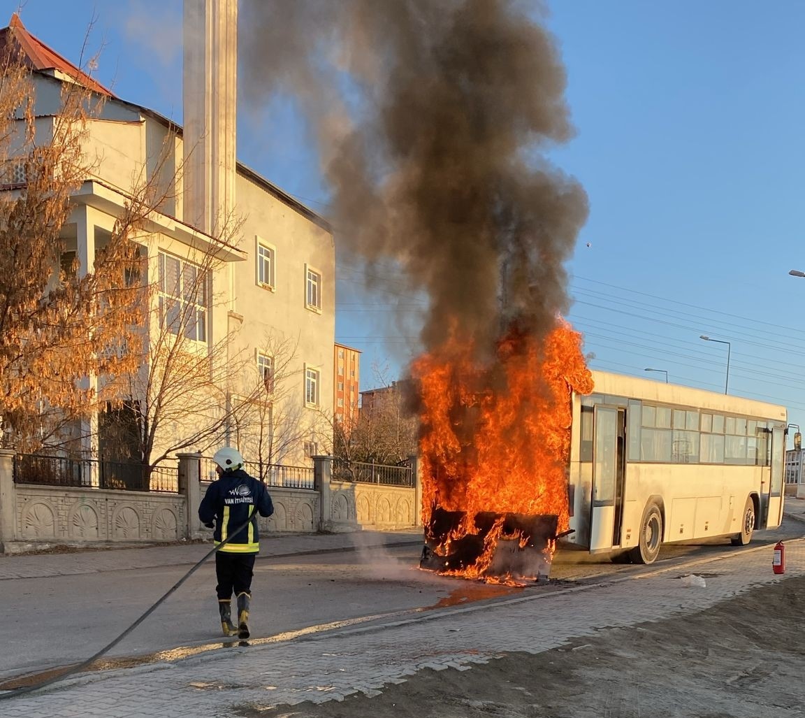 Van’da servis otobüsü alev alev yandı
?v=1