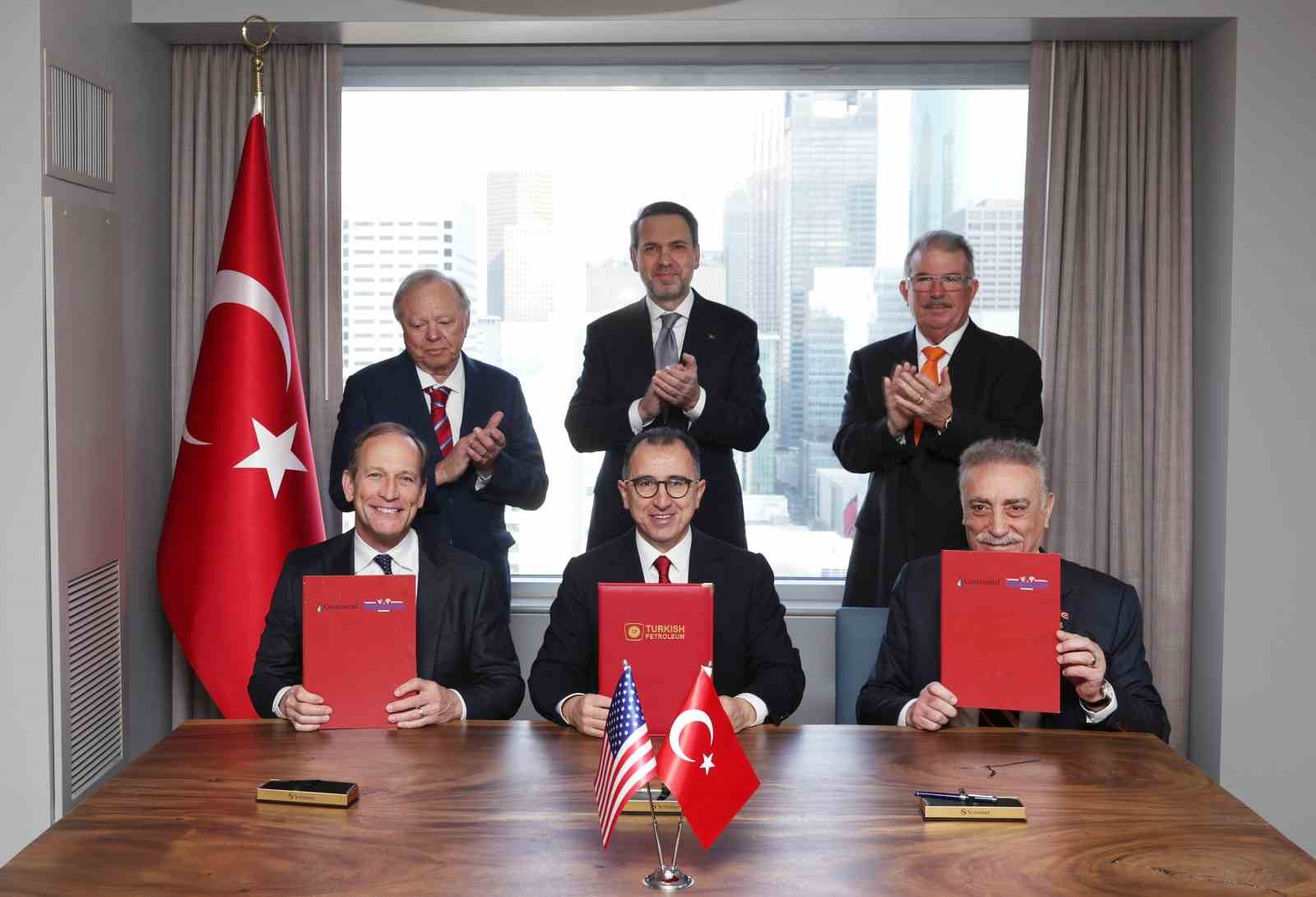 Enerji ve Tabii Kaynaklar Bakanı Bayraktar, ABD’de CERAWeek 2025’e katıldı
?v=1