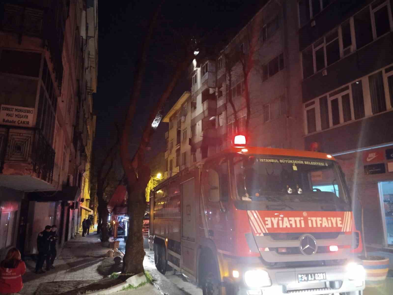 Kartal’da 6 katlı binada korkutan yangın
?v=1