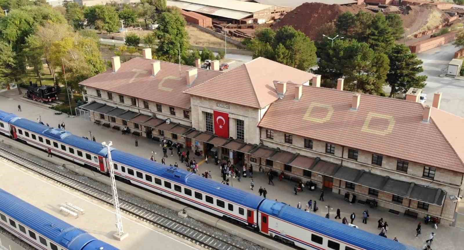 Depremlerin yıkamadığı bina: Erzincan Tren Garı
?v=1