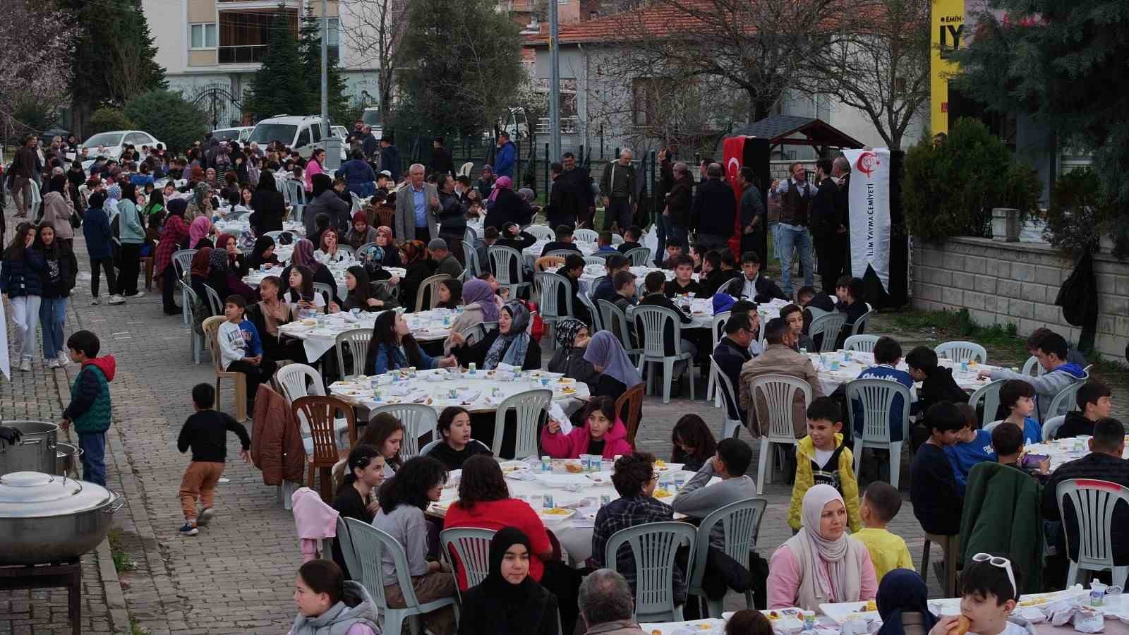 Sındırgı’da yaklaşık bin çocuk iftar yaptı
?v=1