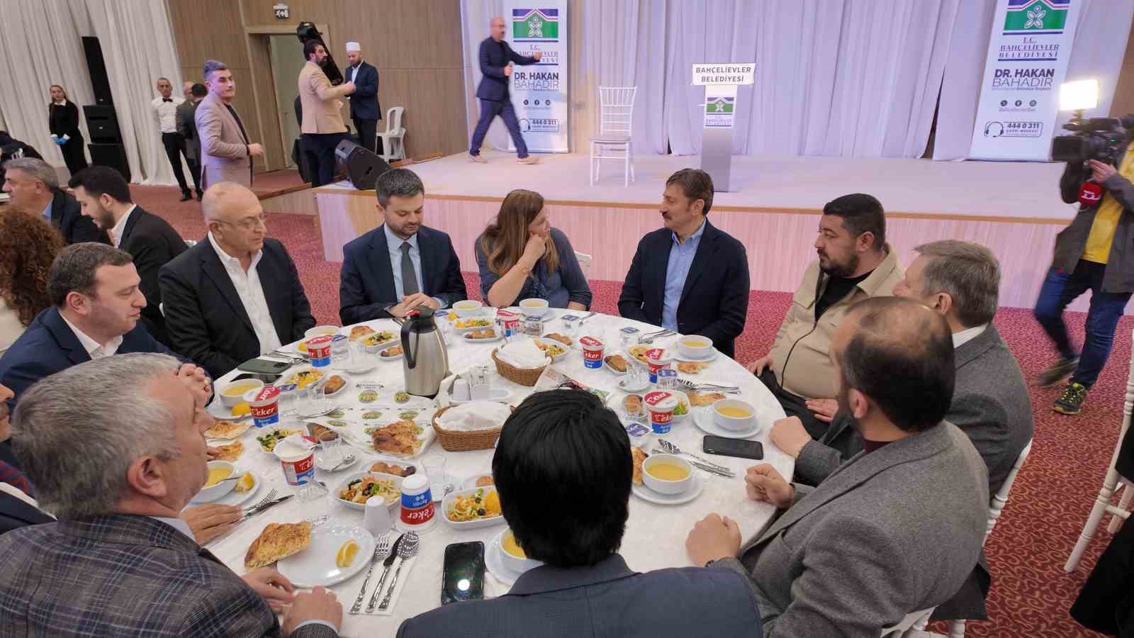 Gaziler, şehit yakınları ve STK’lar Bahçelievler Belediyesi’nin iftarında bir araya geldi
?v=1