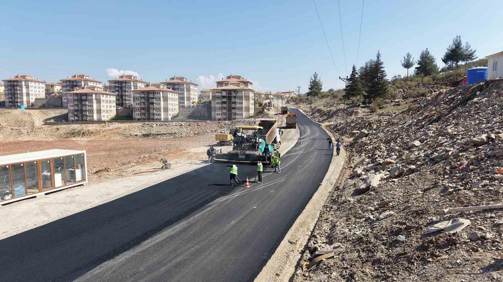 Kahramanmaraş Büyükşehir Belediyesi, Türkoğlu’nda yolları yeniliyor
?v=1