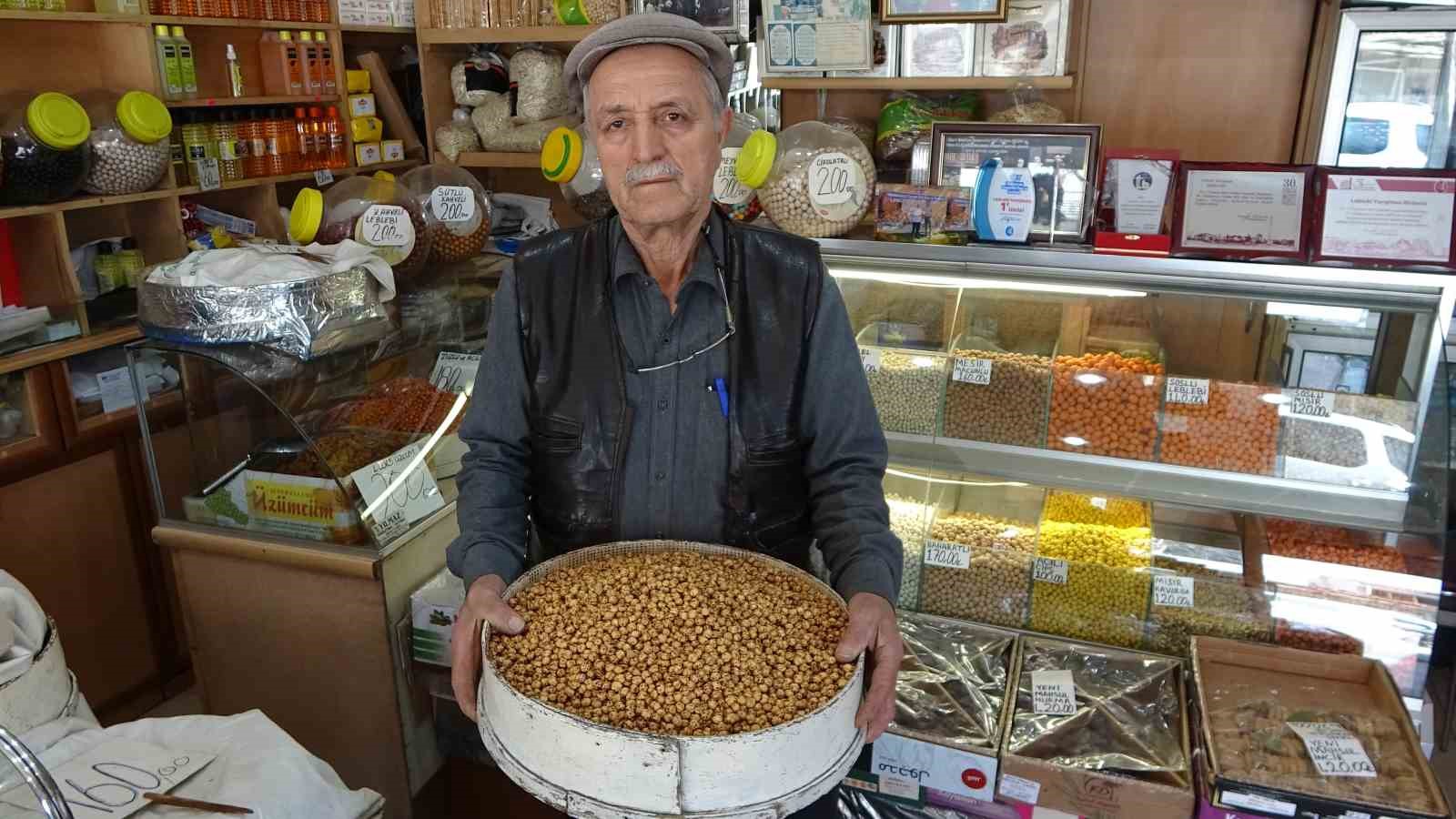 Leblebiye adanmış bir ömür: 66 yıldır babasından öğrendiği yöntemle kavuruyor
?v=1