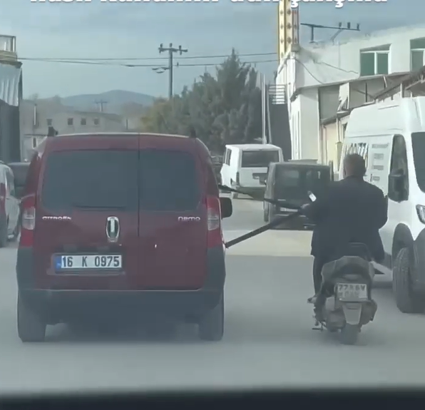 Emniyet kemerine tutunarak motosiklet çektiler
?v=1