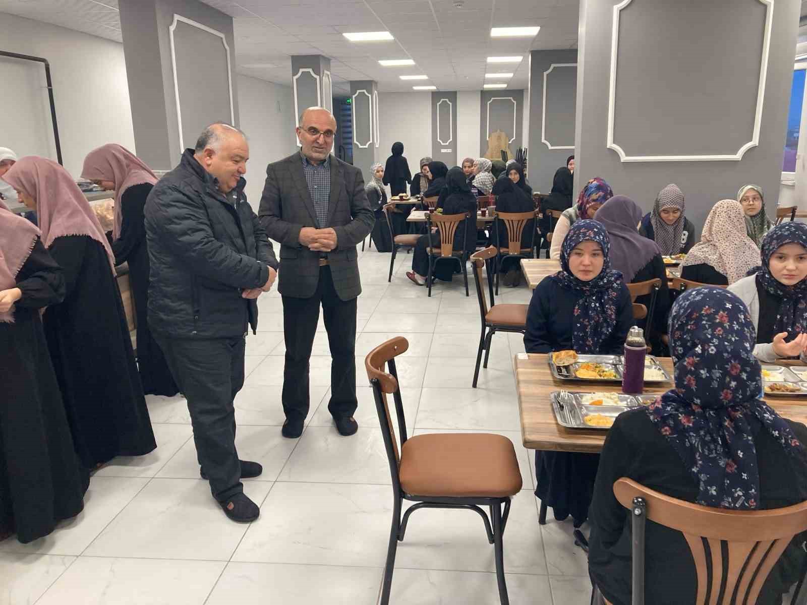 Müftü İmamoğlu, kız öğrencilerle iftarda buluştu
