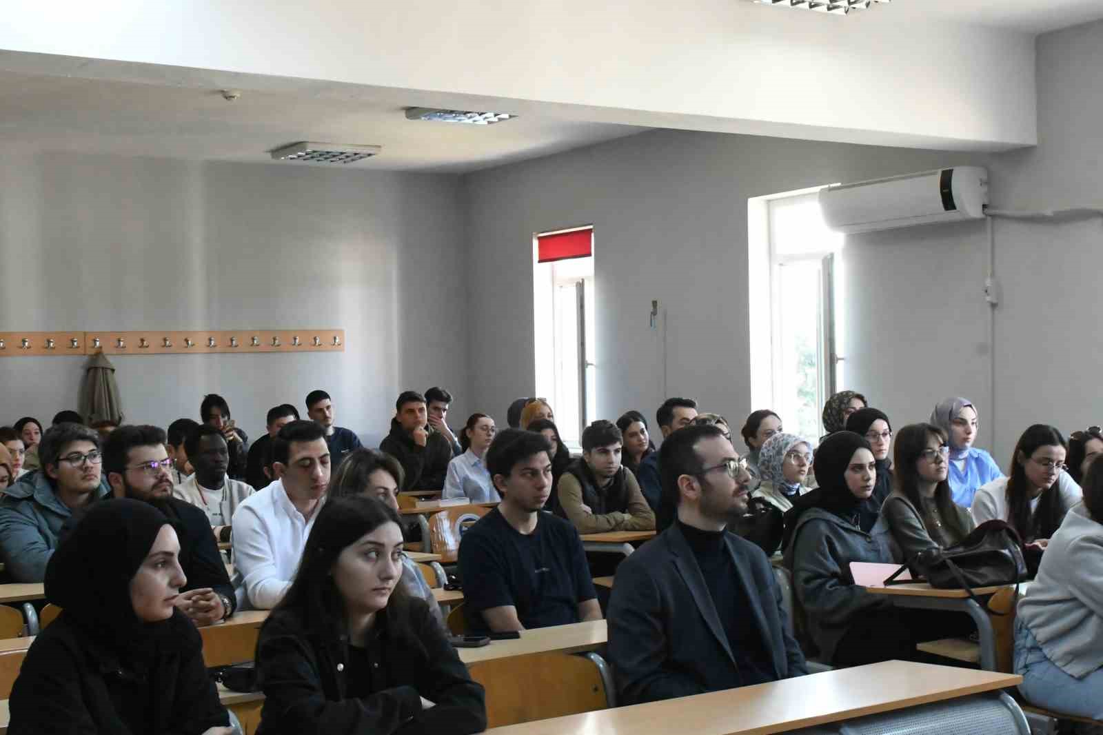 Vali yardımcısı bürokrasi tecrübelerini öğrencilere anlattı
?v=1