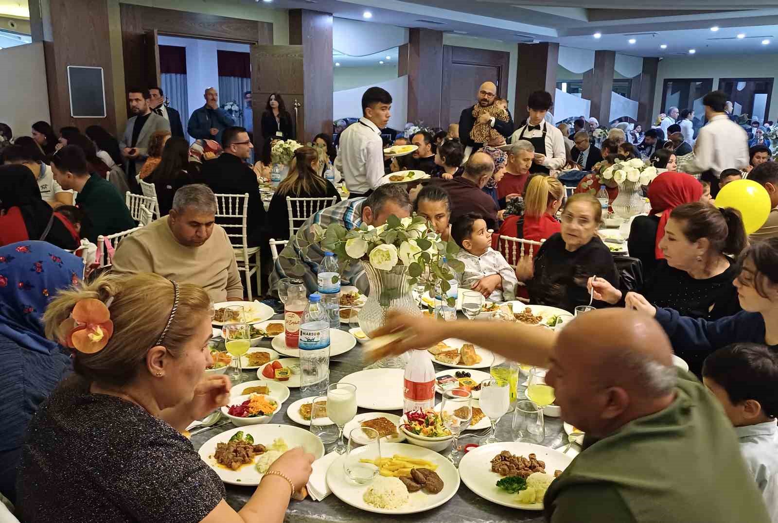 Adana’da koruyucu aileler ve çocukları iftar programında bir araya geldi
?v=1