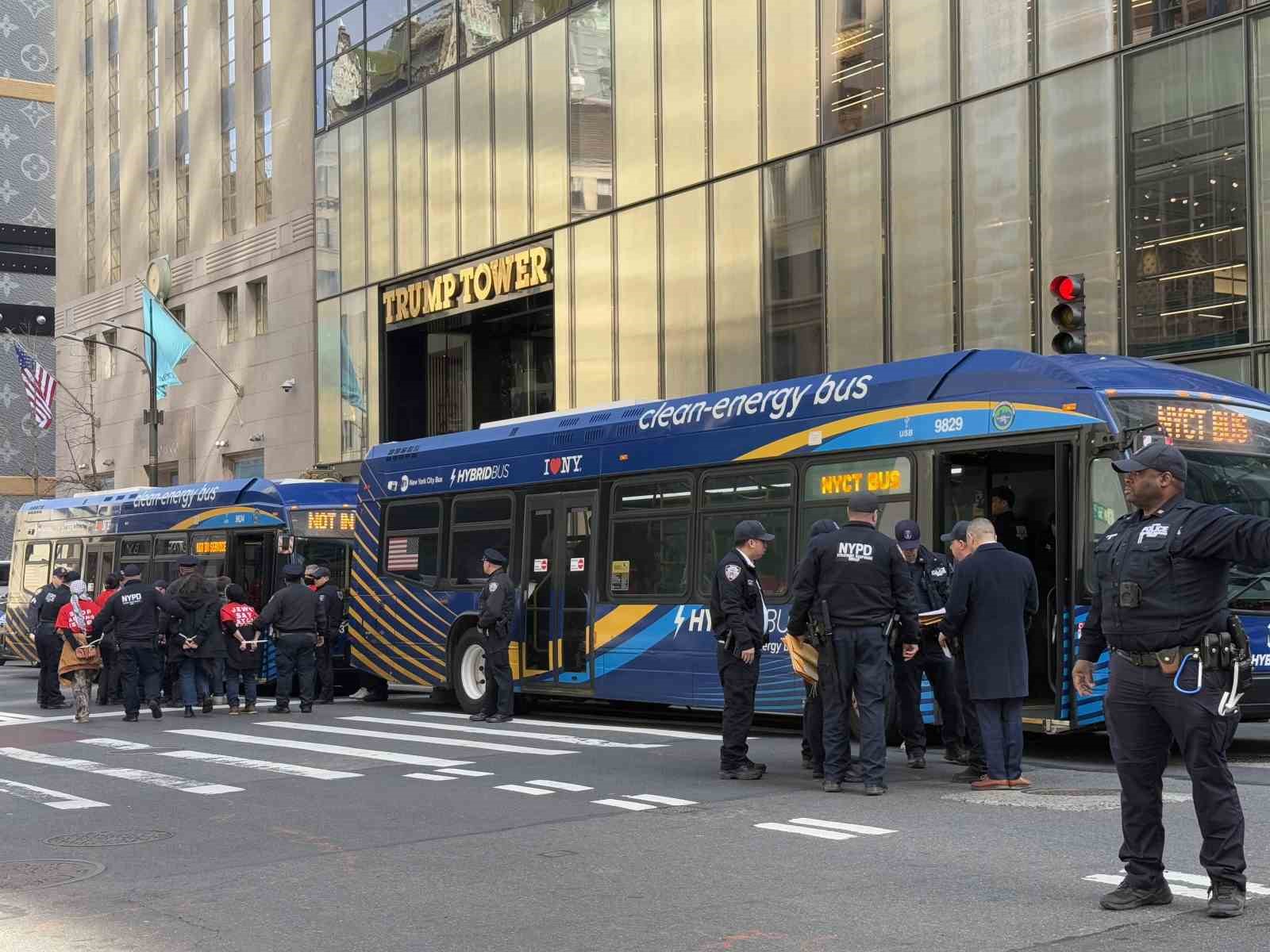 Yahudi protestocular Trump Tower’ı işgal etti: 98 gözaltı
?v=1