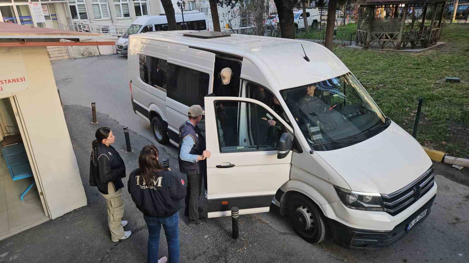 Sarıyer eski Belediye Başkanı Şükrü Genç’in de aralarında bulunduğu 34 şüpheli sağlık kontrolü için hastaneye götürüldü
?v=1