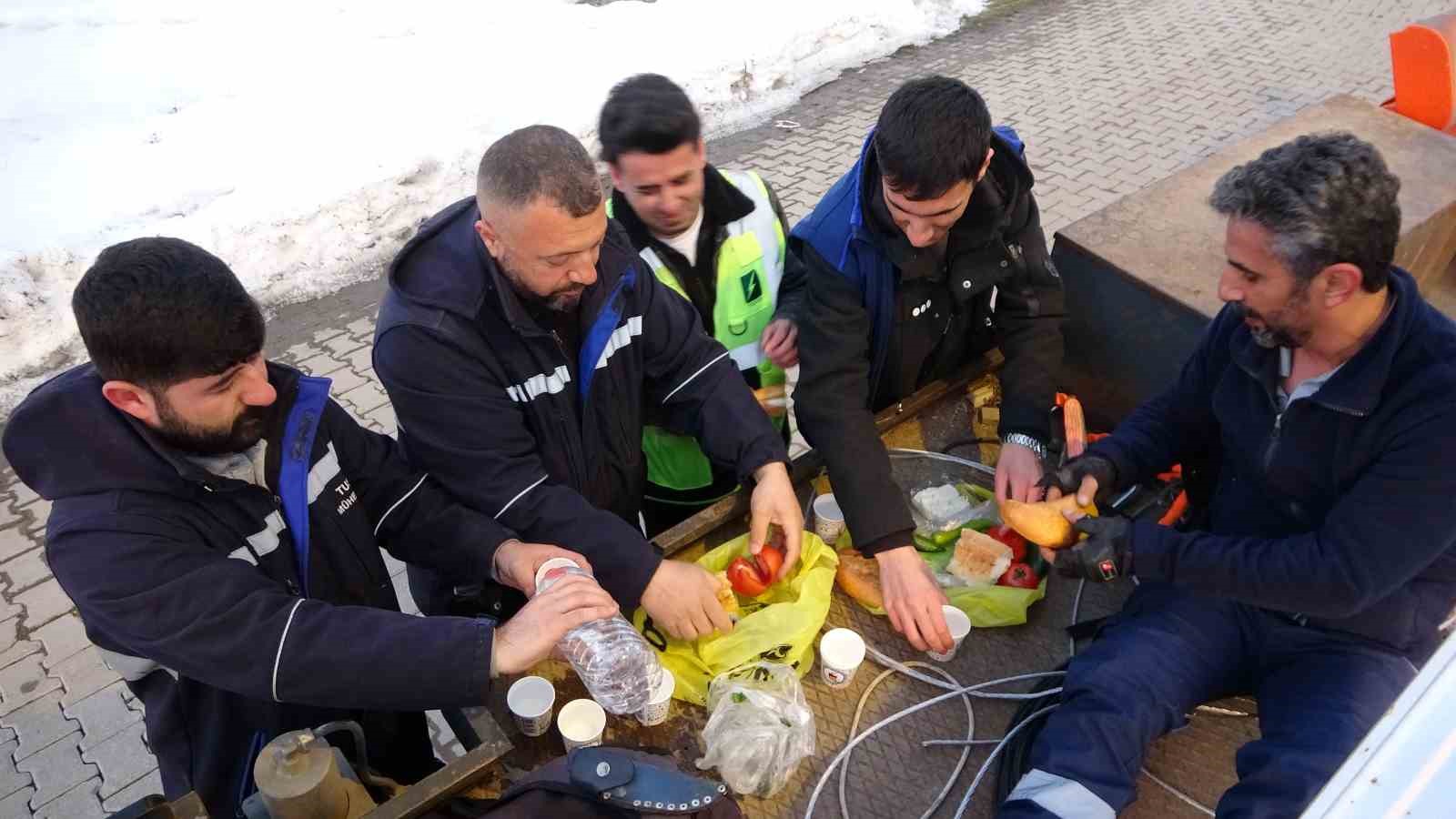 Elektrik arıza ekipleri iftarını arazide yaptı
