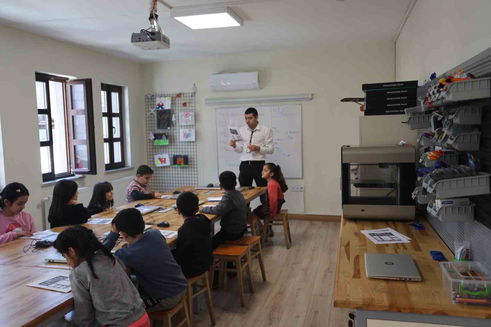 Diyarbakır’da dezavantajlı çocuklar ve okul öğrencileri etkinlik atölyelerinde yazılım gibi birçok alanda eğitim görüyor
?v=1