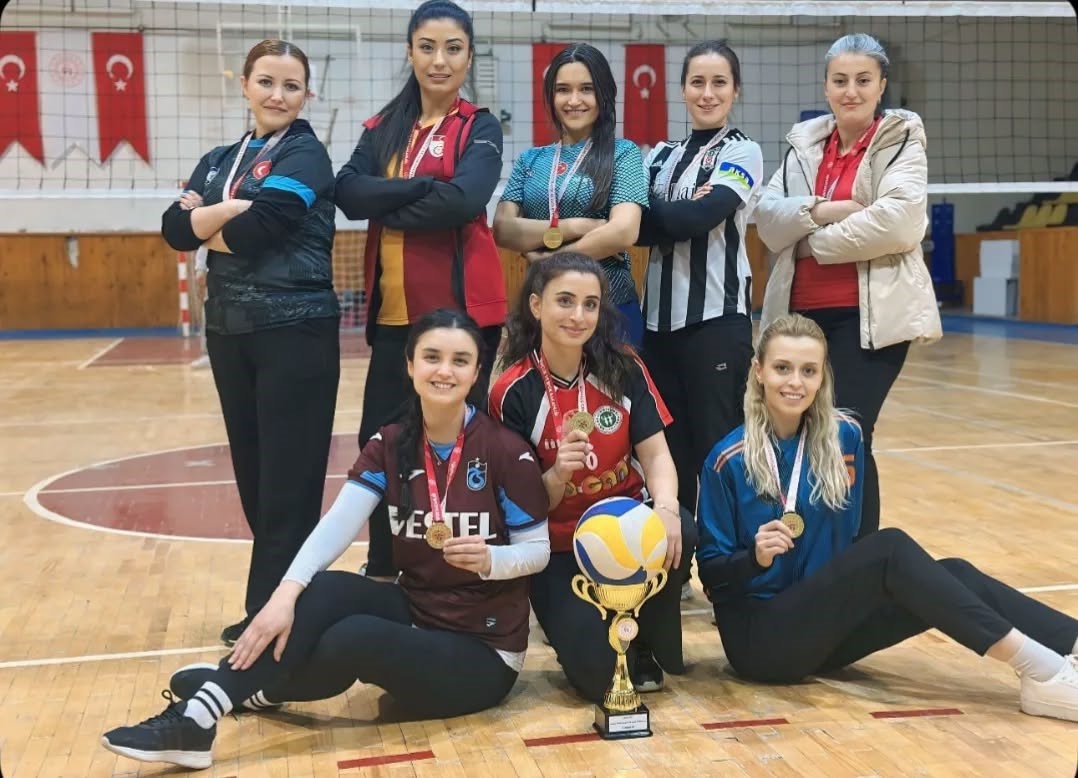 Bayburt’un kadın polisleri voleybol turnuvasında birinci oldu
?v=1