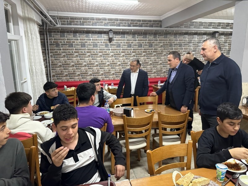 Burhaniye’ de Kaymakam Memiş öğrencilerle iftar yaptı
?v=1