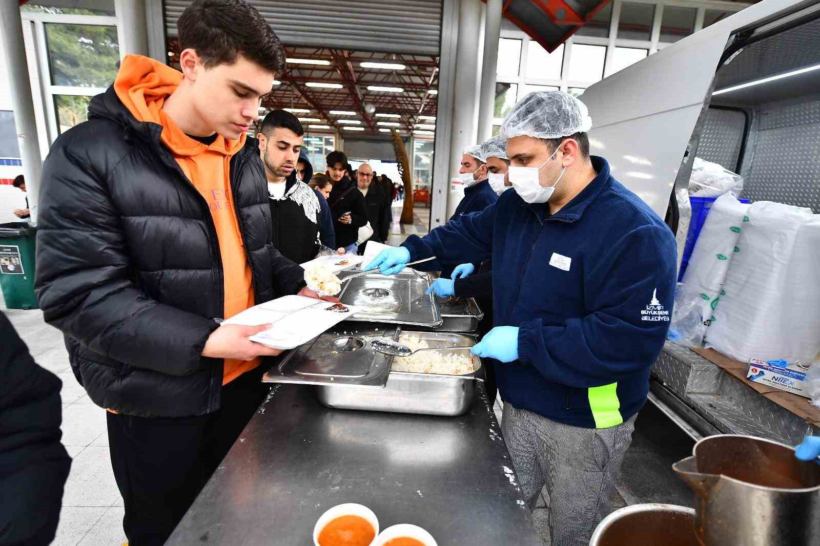 İzmir Büyükşehir’den öğrencilere ücretsiz yemek
?v=1