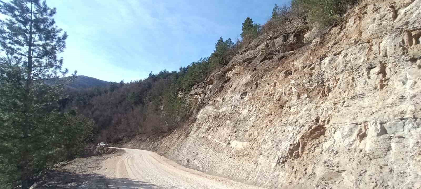 Karabük’te heyelanda kapanan köy yolu ulaşıma açıldı
?v=1