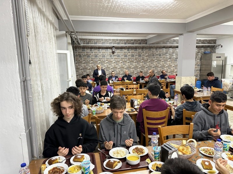 Kaymakam İlyas Memiş, Burhaniye Kuvâyi Milliye Fen Lisesi pansiyonunda iftar programına katıldı
