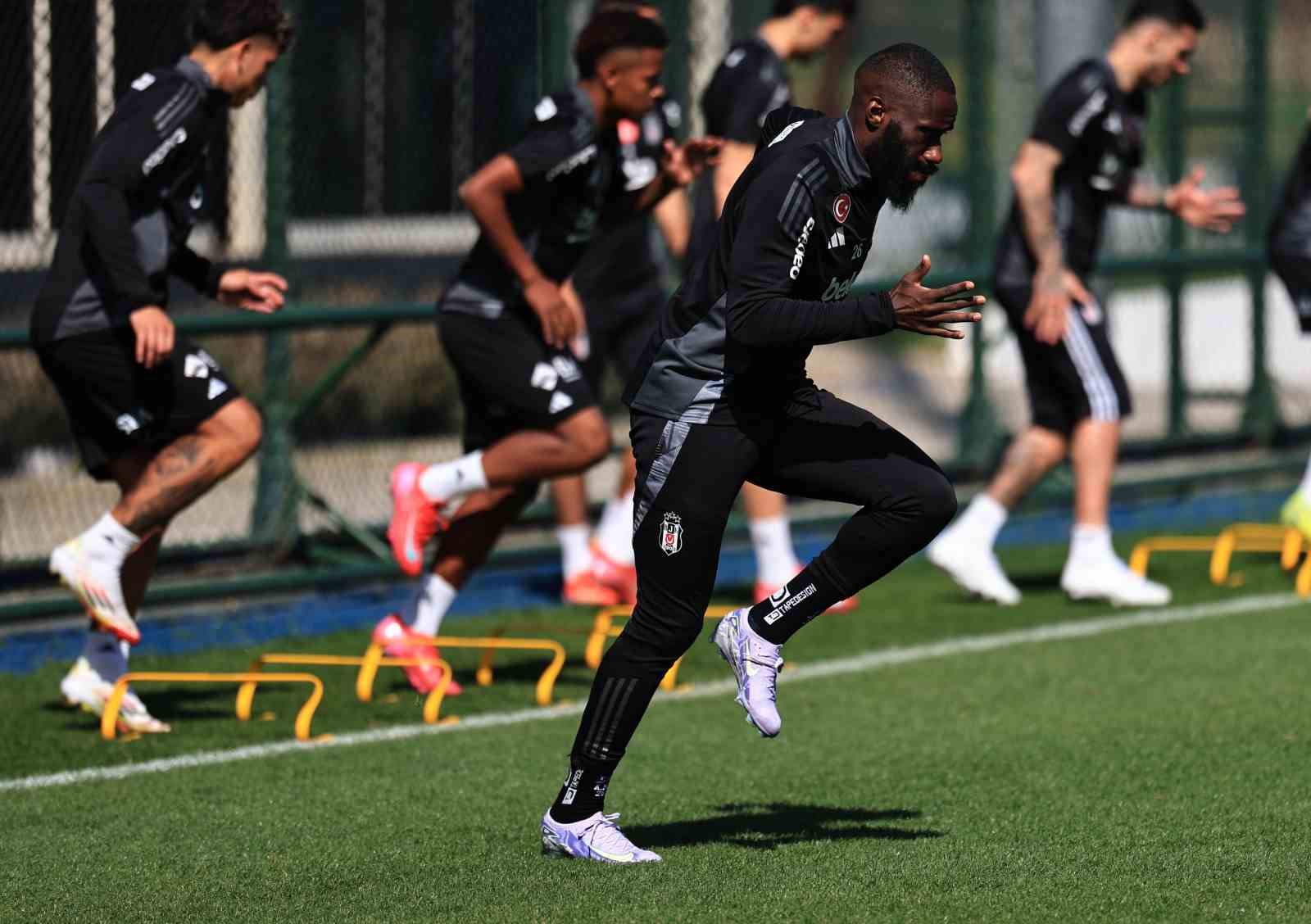 Beşiktaş, Konyaspor maçı hazırlıklarını tamamladı
?v=1