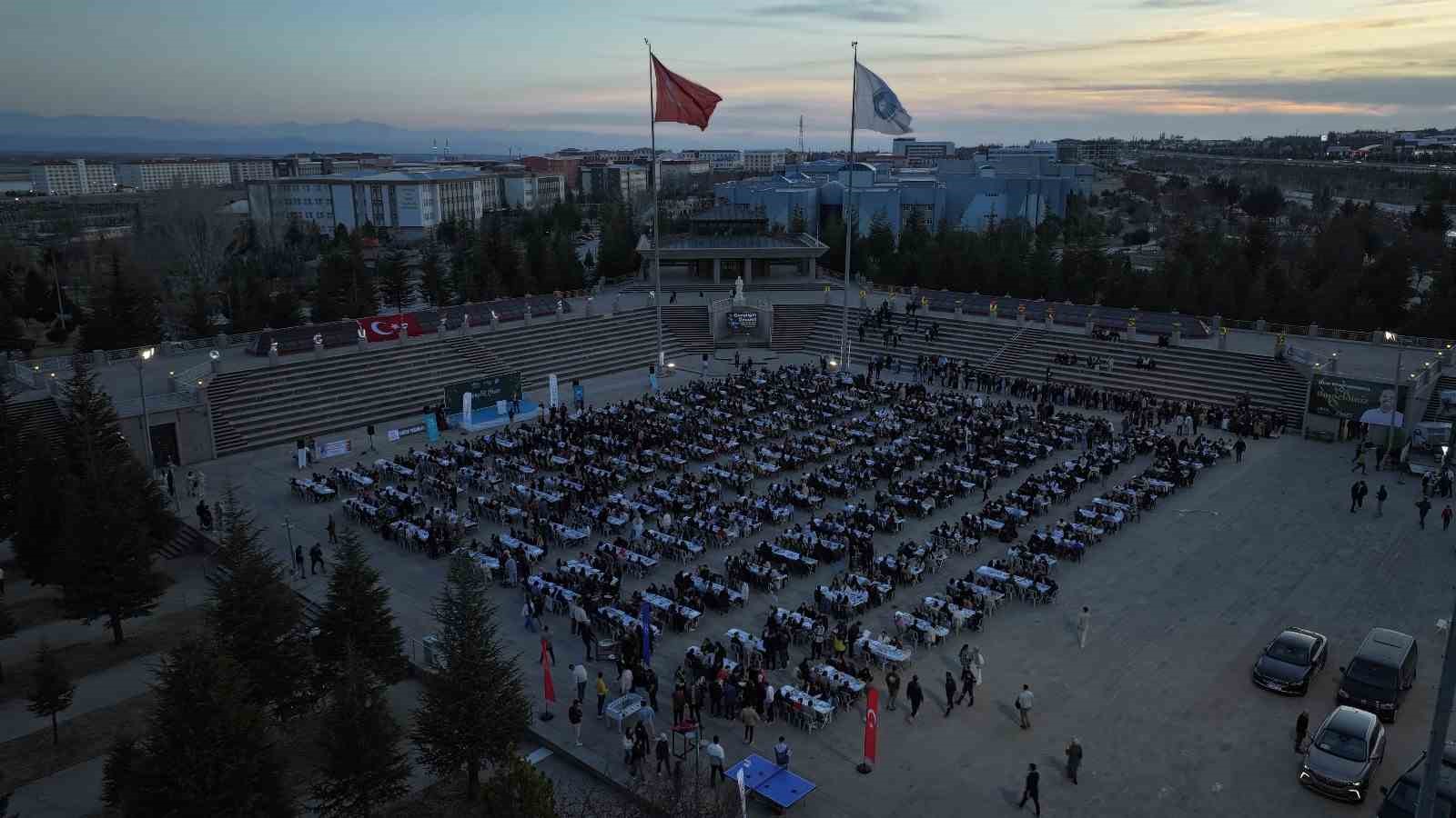 Niğde Belediyesi’nden üniversite öğrencilerine 7 bin 500 kişilik iftar yemeği
